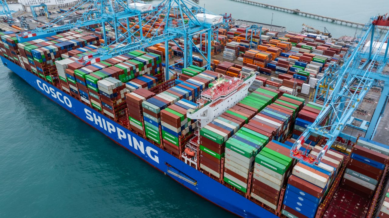 Buque portacontenedores de COSCO en operación.